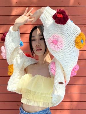 Deeptown คาร์ดิแกน Y2K ฮาราจูกุสีขาวเสื้อเสื้อถักแบบลำลองคอวีเสื้อกันหนาวแบบถักดอกไม้วินเทจผู้หญิงแนวสตรีทแวร์เกาหลี