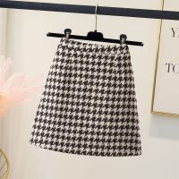 （HOT) กระโปรงสั้นลายสก๊อตเพิ่มความหนากระโปรงครึ่งตัวลาย Houndstooth ผู้หญิง 2022 เอวสูงรุ่นใหม่สำหรับฤดูใบไม้ร่วงและฤดูหนาว a กระโปรงทรงเข้ารูปใส่แล้วดูผอมเพรียว