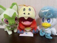 ตุ๊กตาผ้ากำมะหยี่ทางการของ Pokémon Centre Scarlet Sprigatto &amp; Fuecoco &amp; Quaxly