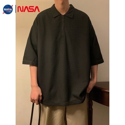 เสื้อโปโลผู้ชายสำหรับฤดูร้อนแบรนด์ NASA สีทึบมีแบรนด์แฟชั่นอเนกประสงค์แขนสั้นหลวมเสื้อยืดซิปครึ่ง