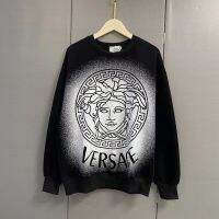 เสื้อผ้าลำลองผู้ชายของ Versace เป็นแฟชั่นและหลวม