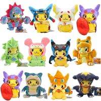 ตุ๊กตาโปเกมอนไม้กางเขน Pikachu Lucario Eevee Charizard Snorlax ชุดแต่งกายข้ามเพศยัดไส้อะนิเมะตุ๊กตาผ้าฝ้าย PP คริสต์มาส20ซม.