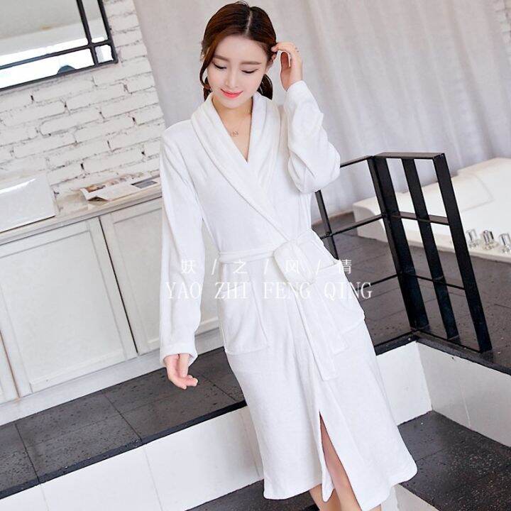 Couples white towel bathrobe absorbs sweat in four seasons. Hotel