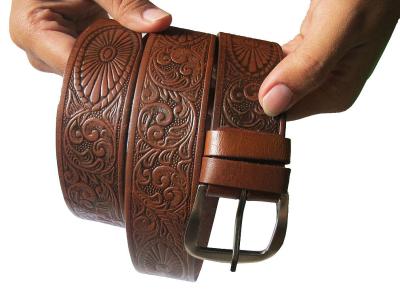 เส้นเดียวเอาอยู่ อย่างแน่ๆ **Belt & Buckle CowHide** เข็มขัดหนังวัวแท้ๆ 100 %  สายเข็มขัดมีลายในตัว Floral สวยมาก หัวเข็มขัดเป็นนิกเกิล