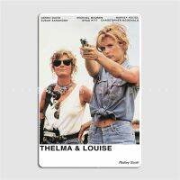 Celestineor Thelma Louise ป้ายโลหะผนังภาพจิตรกรรมฝาผนังคลับบาร์โปสเตอร์ตลกโปสเตอร์ป้ายดีบุกเพิ่มอารมณ์ขันให้กับพื้นที่ของคุณด้วยงานศิลปะที่ได้รับแรงบันดาลใจจากภาพยนตร์คลาสสิกนี้