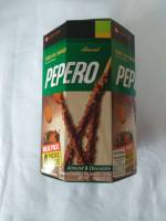 Lotte Pepero อัลมอนด์ เปปเปอโร บิสกิตแท่งเคลือบช็อกโกแลตและอัลมอนด์ ตราล็อตเต้ 4x32g