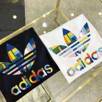 Adidasˉnew อาดิดาสดั้งเดิมเสื้อผ้ากีฬาแฟชั่นโคลเวอร์แขนสั้นคลาสสิกใหม่สำหรับผู้ชายและผู้หญิงแฟชั่นเป็นคู่โอเวอร์ไซส์พิมพ์ลายโลโก้คุณภาพสูงเสื้อยืดผ้าฝ้าย