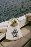 Do what you love Tote Bag - กระเป๋าผ้าสีครีมสกรีนเก๋ๆ ดูเรียบแต่มีสไตล์ ทรงสวย ใส่ของได้เยอะ หมดปัญหาใส่ของไม่พอสำหรับสาวๆพกของเยอะ