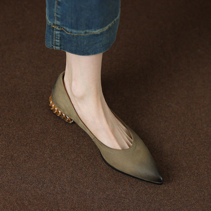 รองเท้าหนังส้นเตี้ยส้นเตี้ยหัวแหลมแบบย้อนยุคสีพื้นรองเท้าส้นเตี้ยใส่สบายทำจากหนังนิ่ม