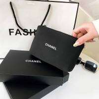 Cosmetic Gift bag ~ กระเป๋าใส่เครื่องสำอางค์จากฝั่งชาลลล  งานมาพร้อมกล่องกระดาษน่ารักกก วัสดุเป็นผ้าบุโฟมนิ่มๆสีดำ พิมพ์ สีขาว