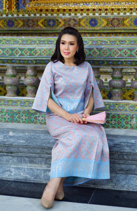 ชุดผ้าไทยไหมทอเครื่อง-สีสันและลวดลายสวยงาม-เสื้อดีไซน์แขนผ่าดูเก๋ไก๋ดูดีมีเสน่ห์-ผ้านุ่งมีตะขอปรับเอวได้-ใส่สบาย-เดินนั่งง่ายสะดวก