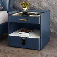 Nightstands อิตาลีหรูหราแต่งหน้ามินิมอลลิสต์ล็อคลิ้นชักโต๊ะข้างเตียงด้วยที่ชาร์จแบบไร้สายห้องนั่งเล่นเฟอร์นิเจอร์