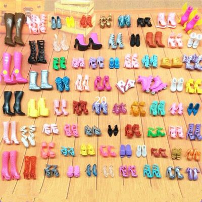 รองเท้าส้นเตี้ยรองเท้าบู้ทคุณภาพสูงสำหรับผู้หญิง20คู่รองเท้าส้นสูงเสื้อผ้าสำหรับงานปาร์ตี้อาหารเย็นตุ๊กตา Sepatu untuk Barbie แบบสุ่ม