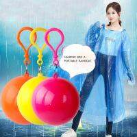 สะดวกแบบพกพา Rain Ponchos Ball สำหรับผู้ใหญ่ทิ้งหนาพิเศษเสื้อกันฝนกันน้ำฉุกเฉินสีสัน Poncho พร้อม Hook