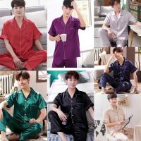 [พร้อมส่ง] ชุดนอนผู้ชาย เเฟชั้นลายเกาหลี ผ้าซาติน เสื้อเเขนสั้น+กางเกงขายาว ชุดสีแดง2813