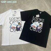 ★ LOEWE 23ชุดฤดูร้อนแนวโน้มแฟชั่นใหม่เข้าได้กับทุกชุดเสื้อยืดผ้าฝ้ายผู้ชายและผู้หญิงพิมพ์ลายแขนสั้นเวอร์ชั่นสูงเหมือนกัน