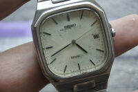 นาฬิกา Vintage มือสองญี่ปุ่น SEIKO HIGH STANDARD VERSION 8N45 5000 ระบบ QUARTZ ผู้ชาย ทรงสี่เหลี่ยม กรอบเงิน หน้าปัด 35มม. ตัวเรือนสแตนเลสใช้งานได้ปกติ สภาพดี ของแท้ ไม่กันน้ำ