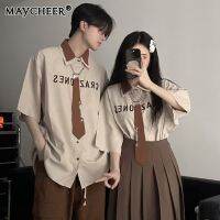 MAYCHEER   เสื้อเชิ้ตแขนสั้นวินเทจทรงหลวมสำหรับผู้ชายใหม่เสื้อคู่ดีไซน์แบบสูงสไตล์โรงเรียนวิทยาลัยจบการศึกษาชุดนักเรียน