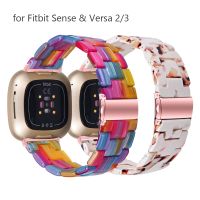 {zhiyun Watchshop}สายนาฬิกาเรซิ่นสีสันสดใสสำหรับสร้อยข้อมือเปลี่ยนสาย Fitbit Sense สำหรับ Versa 2/3 /Lite สายรัดข้อมือสำหรับผู้หญิงผู้ชายหรูหรา