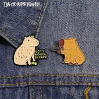 【hot】◘☫  Capybara Dont Worry Cappy Broche Pin Esmalte para Mochila Jóias Personalizadas Crianças Chapéu de Lapela Acessórios Mulheres Presentes