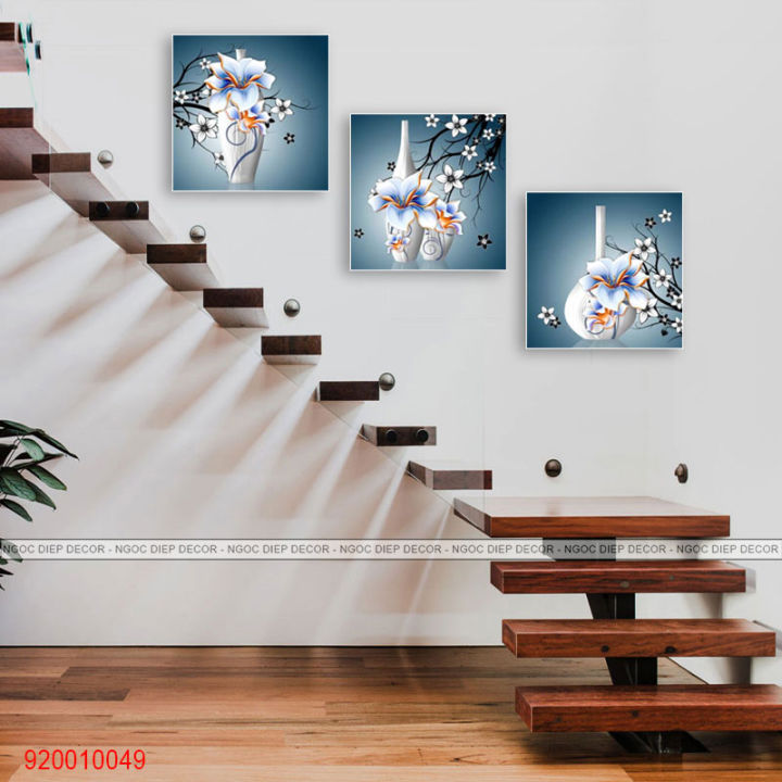 Tranh 3D bình hoa cầu thang: Tranh 3D bình hoa cầu thang sẽ làm cho khu vực này của ngôi nhà của bạn trở nên có chút nghệ thuật và sang trọng hơn. Với hình ảnh bức tranh đầy màu sắc và rõ ràng, nó sẽ làm cho không gian cầu thang của bạn trở nên đặc biệt hơn bao giờ hết. Hãy để món tranh này tạo ra một điểm nhấn cho căn nhà của bạn.
