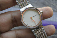 นาฬิกา Vintage มือสองญี่ปุ่น SKAGEN DENMARK ระบบ QUARTZ ผู้หญิง ทรงกลม กรอบทอง หน้าปัดเพชร หน้าปัด 28มม. สาย สแตนเลส 2 กษัตริย์ใช้งานได้ปกติ สภาพดี ของแท้ ไม่กันน้ำ