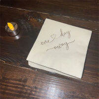 50PCS Rehearsal Dinner Napkins งานแต่งงานค็อกเทลเครื่องดื่มขนาด One Day Away Ecru Ivory โลหะฟอยล์สีทองพิมพ์