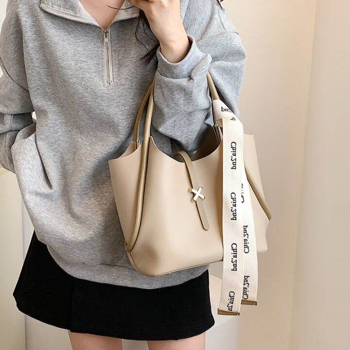 the-spring-of-2022-the-new-tide-female-bag-bag-one-shoulder-of-leisure-bag-western-style-fashion-pure-color-large-bucket-bag