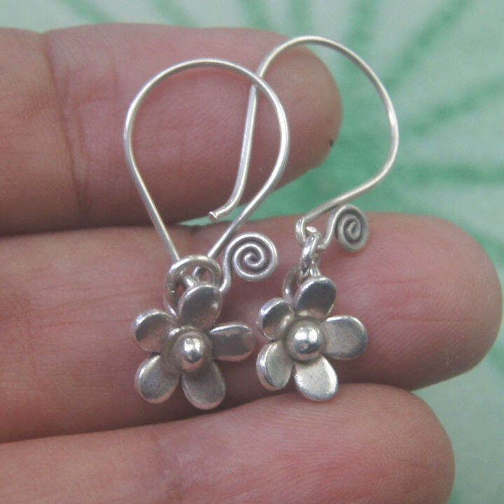 valuable-souvenirs-very-nice-flower-earrings-pure-silver-thai-karen-hill-tribe-nice-ดอกไม้สวยงามไทยตำหูเงินกระเหรี่ยงทำจากมือชาวเขางานฝีมือสวยงามของที่ระลึกของฝากมีคุณค่า