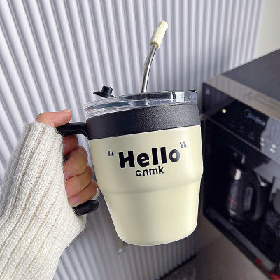 แก้วกาแฟเก็บความร้อนและฉนวนกันความเย็นแก้วพร้อมหลอดสแตนเลสแก้วที่มีด้ามจับน้ำรูปลักษณ์สูงของผู้หญิง