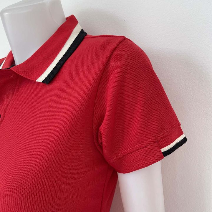 เสื้อยึดคอปก-สีแดง-ปกขลีปขาวดำ-แบบหญิง-ทรงเข้ารูป-แบบชาย-มีกระเป๋าที่หน้าอก-ทรงตรง