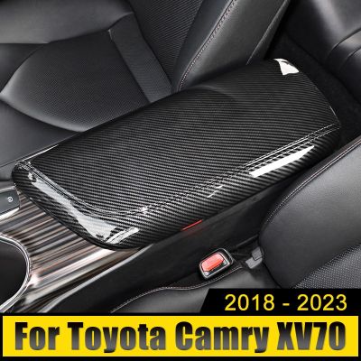 รถคาร์บอนไฟเบอร์ ABS เคสอุปกรณ์ประดับตกแต่งสติ๊กเกอร์ฝาครอบที่วางแขนกลางสำหรับ Toyota Camry XV70 2018-2021 2022 2023