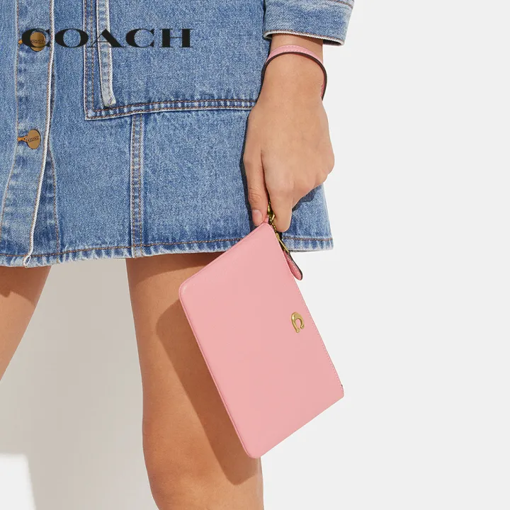 coach-กระเป๋าคล้องมือขนาดเล็กผู้หญิงรุ่น-small-wristlet-สีชมพู-ch818-b4s9m
