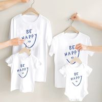 ✺ เสื้อยืด รอมเปอร์ พิมพ์ลาย Happy Smile สีขาว แฟชั่นคู่รัก สําหรับครอบครัว เด็กผู้ชาย เด็กผู้หญิง