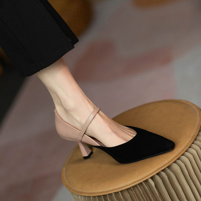 ฤดูใบไม้ร่วง 2022 ผู้หญิงฝรั่งเศสแหลมส้นเข็มรองเท้าหนังใหม่ขนาดเล็กจับคู่สีเข็มกลัดรองเท้าส้นสูง 3J34