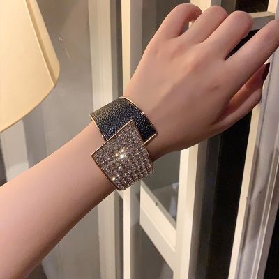 New Wide Asymmetrical Rhinestone Open Bracelet Shining Exaggerated Personality Alloy Hand Jewelry Womens Fashion Hand Jewelry