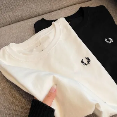 Fred Perry เสื้อยืดผู้ชาย,เสื้อยืดแขนสั้นมีหูข้าวสาลีอังกฤษ2ชิ้นชุดเดรสคอกลมสำหรับหน้าร้อนเสื้อใส่ด้านในผ้าฝ้ายแท้สีทึบเชิ้ตคู่รักขาวดำ