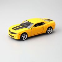 RMZ โมเดลของเล่นในเมืองสำหรับเด็ก,โมเดลรถของเล่นแบบ Diecast ตราชั่ง1:36 Chevrolet Camaro ประตูหลังแบบเปิดใช้งานเป็นของขวัญสำหรับเด็ก