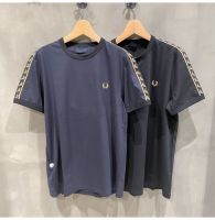 FRED PERRY 2023ใหม่ฤดูใบไม้ผลิและฤดูร้อน FP ริบบิ้นข้าวสาลีปักลายคอกลมหลวมสีตัดกันเสื้อยืดแขนสั้นอเนกประสงค์สไตล์เดียวกันสำหรับผู้ชายและผู้หญิงของแท้นำเข้า