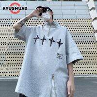 KYUSHUAD เครื่องแต่งกายชายทันสมัยลำลอง เครื่องแต่งกายชายเสื้อโปโลหลวมเสื้อโปโลโอเวอร์ไซส์มีซิป