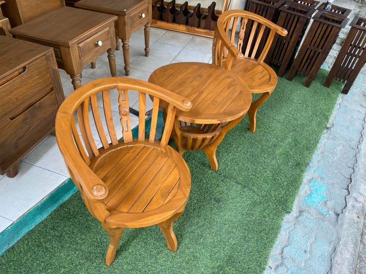 ชุดเก้าอี้ไม้สัก-ประกอบแล้ว-โต๊ะไม้สัก-เซต-3-ตัว-สีสักทอง-เก้าอี้วินเทจ-เก้าอี้นั่งทานกาแฟ-เก้าอี้วินเทจ-ทนแดด-ทนฝน-สวย-wooden-table-amp-chair-teak