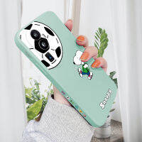 เคสโทรศัพท์สำหรับ OPPO Reno10 Pro + 5G เคสโทรศัพท์ดีไซน์ด้านข้างลายการ์ตูนฟุตบอลสนูปปี้สุนัขด้านข้างลายขอบสี่เหลี่ยมปลอกซิลิโคนเหลวเคสกล้องคลุมทั้งหมด