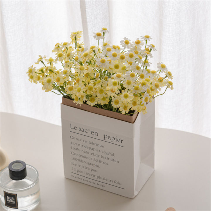 ดอกคาโมไมล์สีขาวดอกไม้ผ้าไหมดอกเดซี่สีเหลืองดอกไม้ปลอมแสดงแจกันดอกไม้ความคิดในการตกแต่งบ้านบ้าน