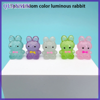 QUANSEN 5pcs Miniature Luminous Cartoon กระต่ายน่ารักเรซิ่นเครื่องประดับรถตกแต่งบ้าน