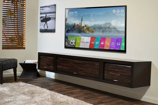 Những chiếc tivi 16 - 60 inch cùng giá treo sát tường sẽ mang đến một không gian giải trí tuyệt vời cho gia đình bạn. Hãy chiêm ngưỡng bức ảnh và cảm nhận sự gọn gàng, tiện lợi và hiện đại của sản phẩm này.