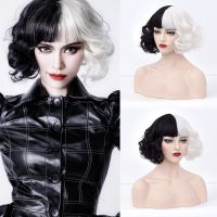 Cruella De Vil วิกผมคอสเพลย์ วิกผมสังเคราะห์ วิกผมสั้น สีขาว สีดํา พร้อมหน้าม้า สําหรับผู้หญิง ทนความร้อน