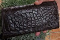 TRIFOLD WALLET MADE FROM CROCODILE LEATHER กระเป๋ายาวสามพับ สำหรับคุณสุภาพสตรี หนังจระเข้แท้ๆ สีนำตาล