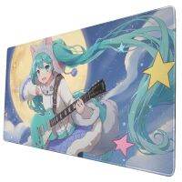 Miku Guitar เสียงร้องอะนิเมะสาวน่ารัก ๆ แผ่นรองเมาส์เกมคีย์บอร์ด แผ่นรองเมาส์ยางกันลื่นขนาดใหญ่สำหรับคอมพิวเตอร์