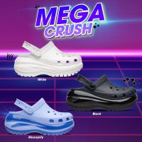 Crocs Collection รองเท้าแตะ รองเท้าลำลอง รองเท้าแบบสวม UX Classic Mega Crush Clog 207988-001 / 207988-100 / 207988-5Q6 (3590)