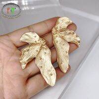 F.J4Z 2020 Trend Golden Alloy Leaf Earrings for Women Fashion Big Chunky Stud Earrings Lady Christmas Gifts Dropship